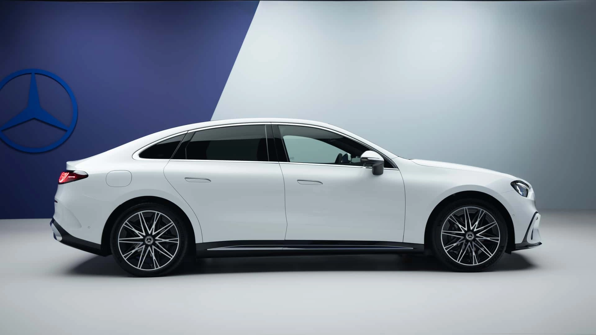 Mercedes c 400 4matic eq 2026 das exterieur in opalite white (2)